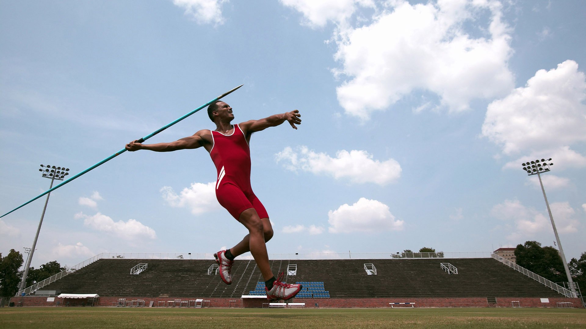 “激情点燃：现场观众的呐喊声震天动地”，激情点燃梦想,希望照亮人生