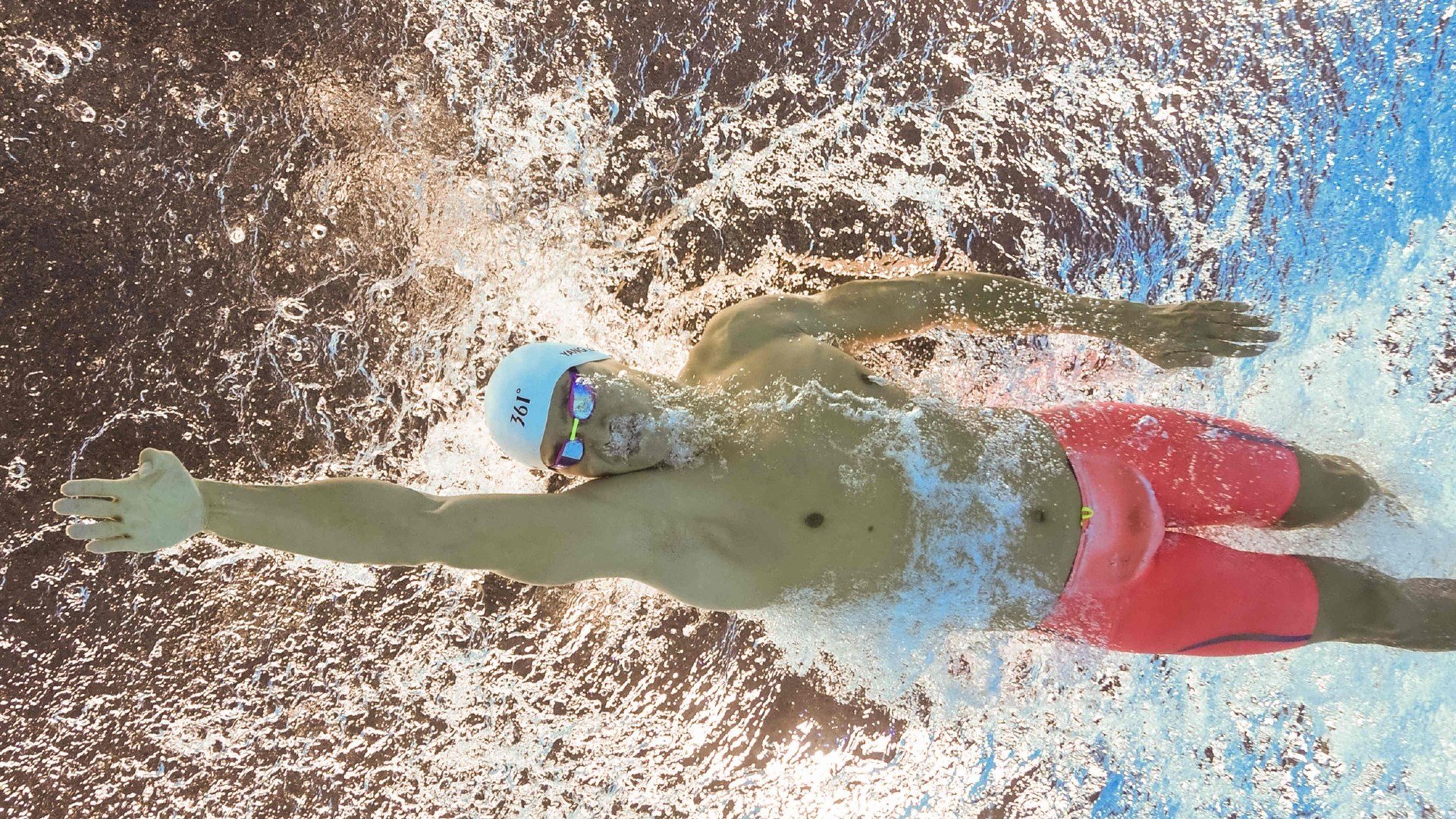 “豪车狂飙：性能与速度的完美展现”，狂飙车行